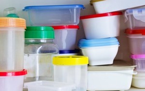 Những hiểm họa đáng lo ngại khi sử dụng đồ nhựa sai cách