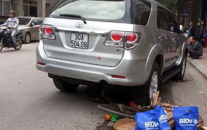 Hà Nội: Người phụ nữ bán hàng rong bị xe Fortuner cuốn vào gầm