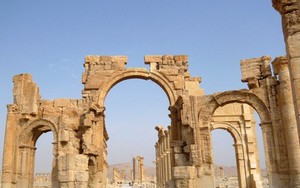 Bị Nga không kích, IS vẫn đánh sập khải hoàn môn tại Palmyra