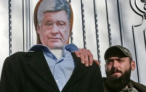 Người biểu tình đồng loạt đỗ xe trước dinh thự của Poroshenko