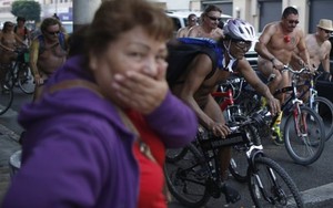 Tay đua bị loại vì “quá phấn khích” ở cuộc đua xe đạp thoát y
