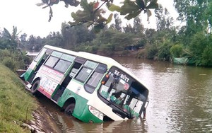 ​Xe buýt mất lái lao xuống sông ở U Minh Thượng