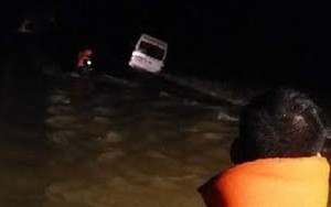 Xe khách chở 9 người bị nước cuốn, 1 người mất tích
