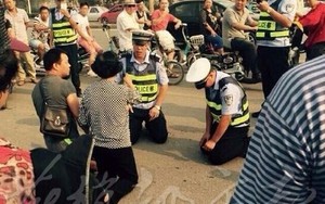 Vụ CSGT quỳ gối trước người vi phạm gây xôn xao dư luận