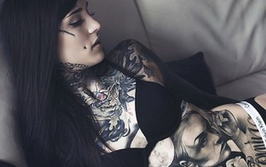 Mẹ một con gây sốc với hình xăm kín mít từ cổ đến chân