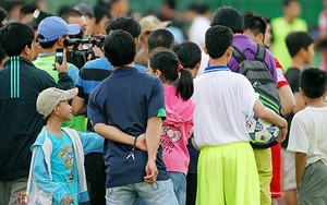 Công Vinh bị fan bao vây sau khi nổ súng giúp Bình Dương thắng lợi