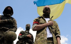 Ukraine tố Nga “dàn dựng” vụ gà nhà bắn nhau