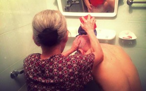 Hình ảnh bà lão 81 tuổi gội đầu cho cụ ông gây xúc động mạnh