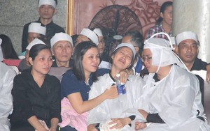 Truy điệu 4 chiến sĩ vụ máy bay rơi: Mẹ già khóc ngất tiễn đưa con