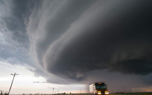 24h qua ảnh: Lái xe tải tăng tốc "chạy trốn" lốc xoáy ở Mỹ
