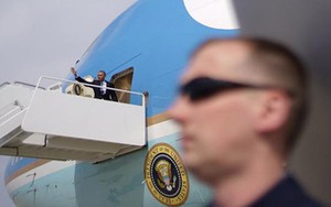 24h qua ảnh: Mật vụ đứng bảo vệ cạnh chuyên cơ Tổng thống Obama
