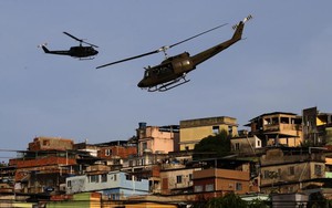 24h qua ảnh: Trực thăng cảnh sát bay tuần tra khu ổ chuột