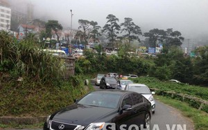 Dòng xe đang kẹt cứng 7 km ở đường lên khu du lịch Tam Đảo