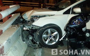 Hà Nội: Xế hộp nát đầu, nam thanh niên nhanh chóng tháo biển số