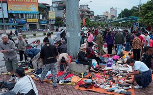 Lạ Hà Nội: 'Chợ xổm' sẵn sàng chạy lúc mờ sáng