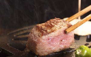 Cận cảnh loại thịt bò ngon nhất thế giới đắt đỏ hơn cả thịt bò Kobe
