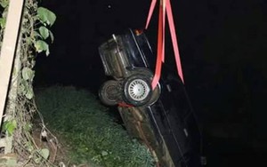 Cảnh vớt xe ô tô biển xanh từ dưới suối sâu lên