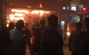 Nhà cháy ngùn ngụt trên phố Hàng Mã, người dân tháo chạy