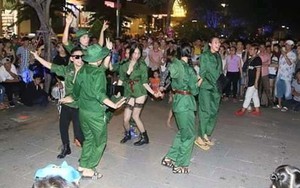Dân mạng phẫn nộ vì màn hoá trang quá lố trên đường Nguyễn Huệ