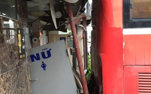 Hà Nội: Đi vệ sinh, bị xe khách tông nguy kịch