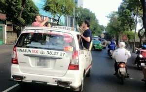 3 ông Tây nhậu trên… nóc taxi gây náo động đường phố Sài Gòn