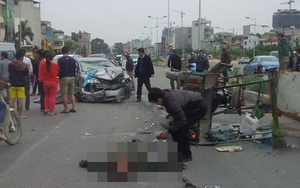 Hà Nội: Ô tô Civic nát bét đầu, tài xế hoảng loạn xuống xe