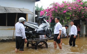 Huế: Lụt bất thường giữa mùa khô, người dân chạy tán loạn