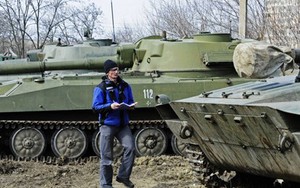 Nhân viên an ninh Ukraine còng tay, bịt mắt giám sát viên OSCE