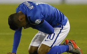 Neymar "xơi" thẻ đỏ, Brazil thua đau