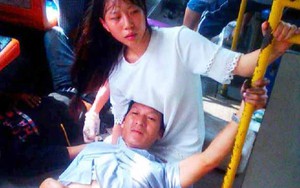 Dân mạng TQ "phát cuồng" cô gái làm "gối" cho người bị thương