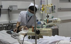 Bé gái bán vé số bị mẹ đốt đã qua giai đoạn sốc bỏng
