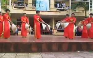 Cả trường "thót tim" trước màn múa nón của dàn... nam sinh