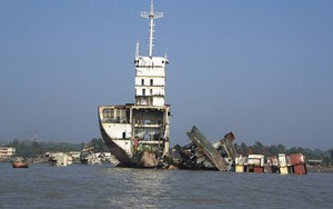 Bên trong khu phá dỡ tàu cũ ở Bangladesh