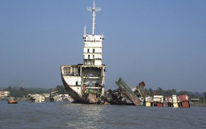 Bên trong khu phá dỡ tàu cũ ở Bangladesh