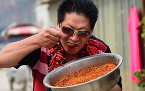 "Dị nhân" Trung Quốc ăn 2,5 kg ớt mỗi ngày