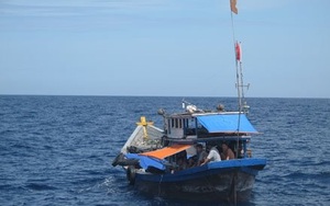 Hai tàu cá mất liên lạc khi chạy bão Melor
