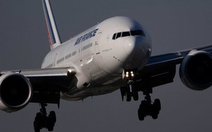 Máy bay Pháp chở 459 khách hạ cánh khẩn cấp vì nghi bom