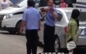 Cảnh sát rút súng uy hiếp dân: “Đánh chết mày cũng bẩn tay tao”