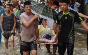 Khoảnh khắc ám ảnh trong trận mưa lũ lịch sử ở Quảng Ninh