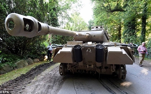 Cụ ông U80 “giấu” xe tăng, đại pháo ngay trong nhà