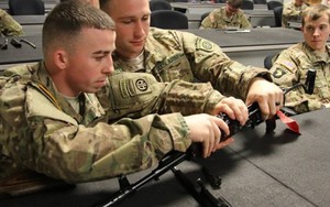 Quân đội Mỹ huấn luyện dùng súng AK-47 để làm gì?