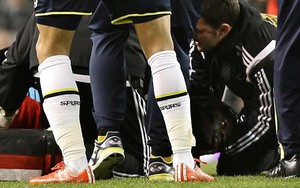 Premier League chấn động vì cầu thủ đột quỵ trên sân