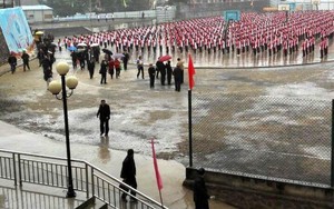 Học sinh dầm mưa tập thể dục, lãnh đạo... che ô đứng xem