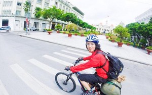 Chàng trai đạp xe xuyên Việt đưa thư cho người đã mất