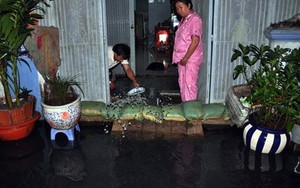 Người Sài Gòn thức đêm đắp đê ngăn nước vào nhà