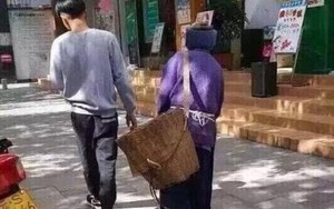 Cám cảnh bà đeo sọt tre đưa cháu trai đi mua điện thoại iPhone