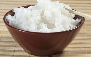 6 sai lầm phổ biến khi ăn cơm tổn hại cho sức khỏe
