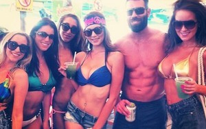 Tiền của "ông hoàng Instagram" Dan Bilzerian từ đâu mà có?