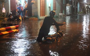 Thành “ốc đảo” sau mưa giữa Sài Gòn