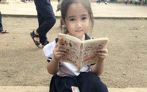 Cô bé tiểu học ở Đăk Lăk gây sốt với bức ảnh ngồi đọc truyện ở sân trường
